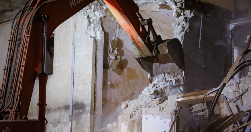 Bakıda yararsız halda olan bina söküldü - Fotolar+Video