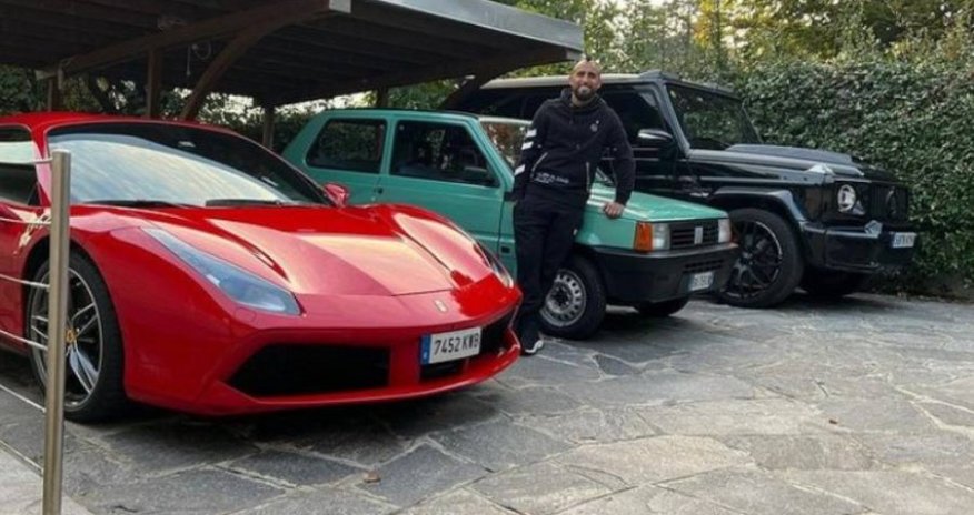 İllik 7 milyon avro qazanan futbolçu məşqə köhnə avtomoibillə gedir