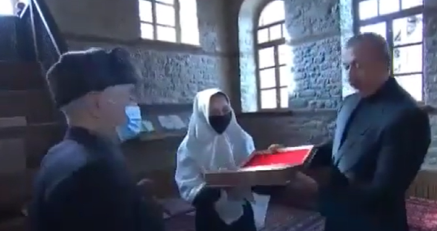 Lahıcda İlham Əliyevə “Qurani-Kərim” hədiyyə edildi - Video