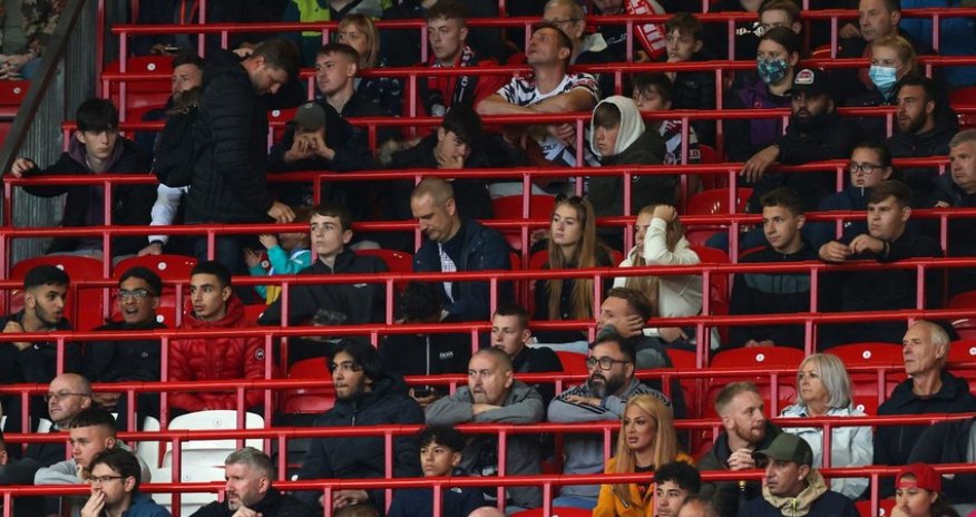 Atalanta fans attack Manchester United fans in Italy