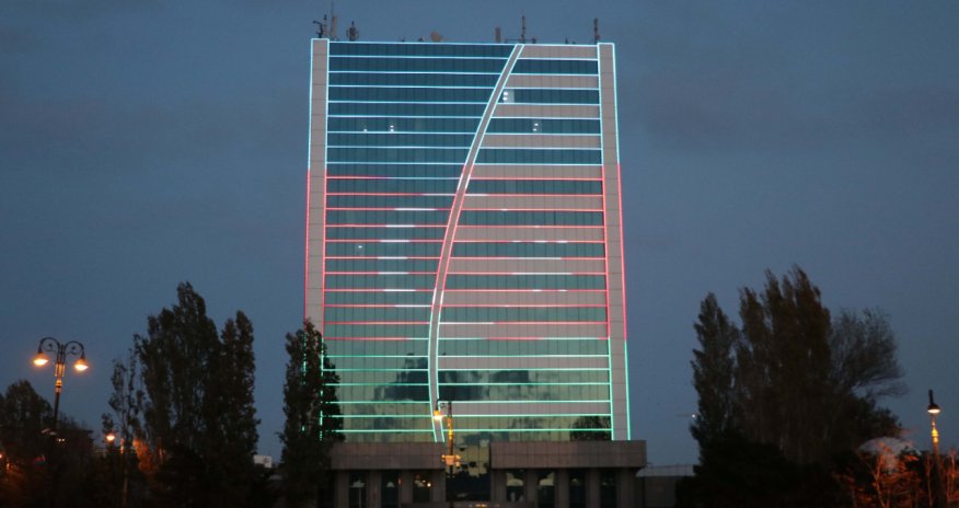 Bakıda bu binalar Azərbaycan bayrağı ilə işıqlandırıldı - Fotolar+Video