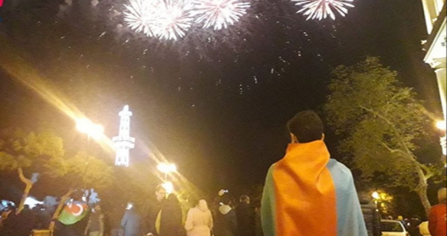 Bulvarda musiqili atəşfəşanlıq - Fotolar+Video