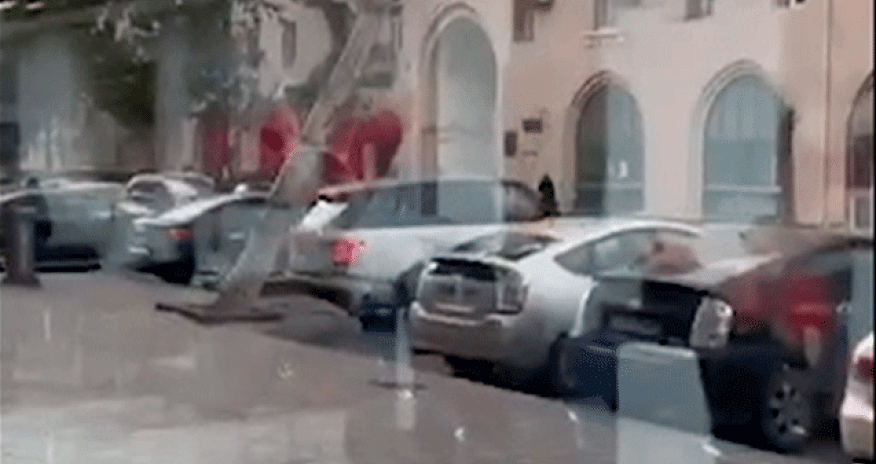 Bakıda sürücü maşınını əzilməkdən son anda xilas etdi - Video