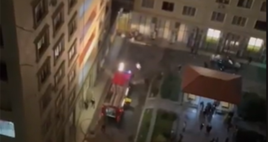 Bakıda çoxmərtəbəli binada yanğın, sakinlər təxliyyə edildi - Video