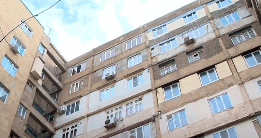 Binalara istilik verilmir, sakinlər üst geyimində yatır - Video