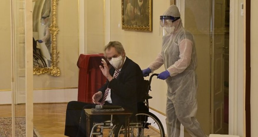 Çexiyanın yeni baş naziri and içdi, prezident şüşə arakəsmədən izlədi - Foto