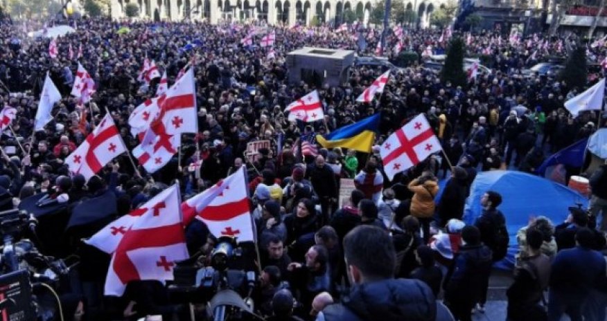 Yüzlərlə gürcü Tbilisidə etiraz aksiyası keçirir - VİDEO