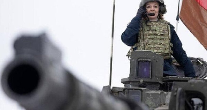 İngiltərəli qadın nazir tank sürdü