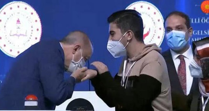 Əlil gəncin hədiyyəsini görən Ərdoğan onun əllərindən öpdü - Video