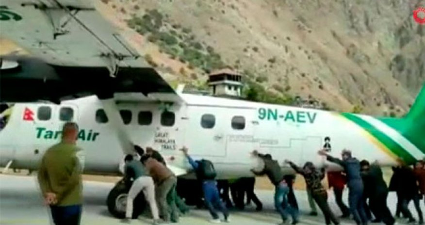 Təkəri partlayan təyyarəni sərnişinlər itələdi - Video