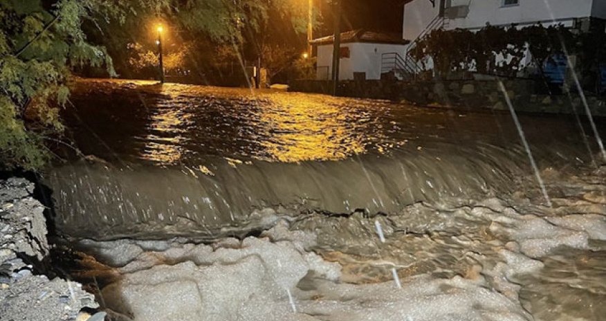 Türkiyədə güclü yağışdan sonra evləri su basdı - Video