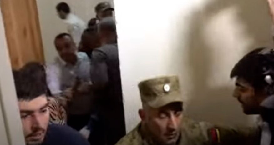 Ermənistan parlamentində dava düşdü - Video