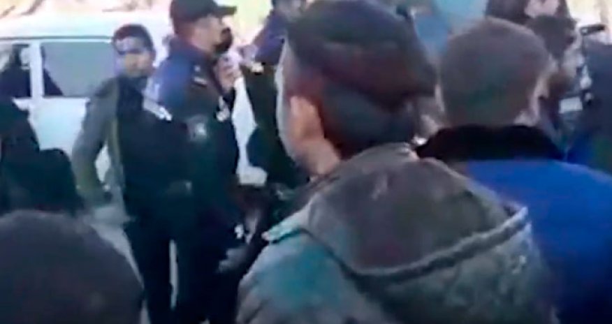 Şəhidin anım günündə çəkilişə polis müdaxilə edib? - Video