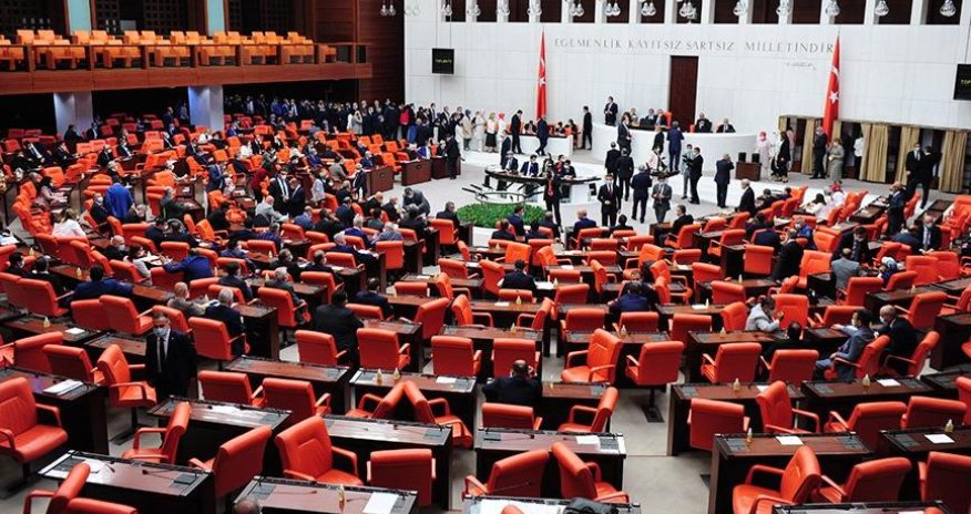 Türkiyə parlamentində dava olub