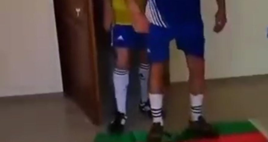 Erməni futbolçular Xocavənddə Azərbaycan bayrağını tapdalayıb keçir - VİDEO 