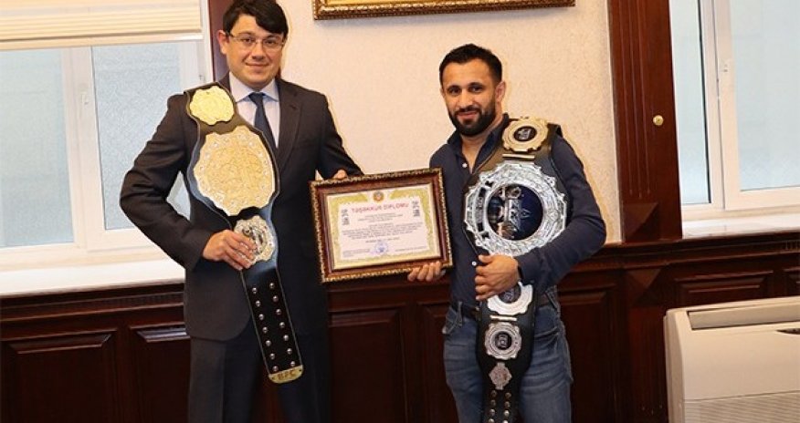Qaydasız döyüş üzrə dünya çempionu Fuad Muradovla görüşdü