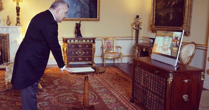 Azerbaijani envoy presents his credentials to UK Queen