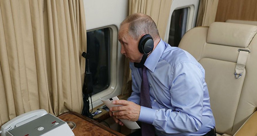 Putin yol gedərkən nə ilə məşğul olur?