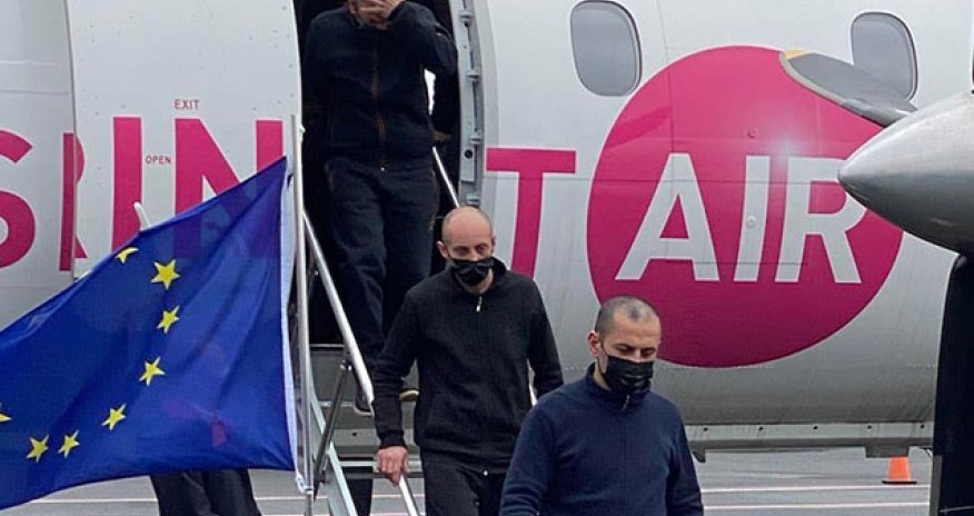 Azərbaycanın təhvil verdiyi erməni hərbçilər İrəvana belə qayıtdı - Fotolar