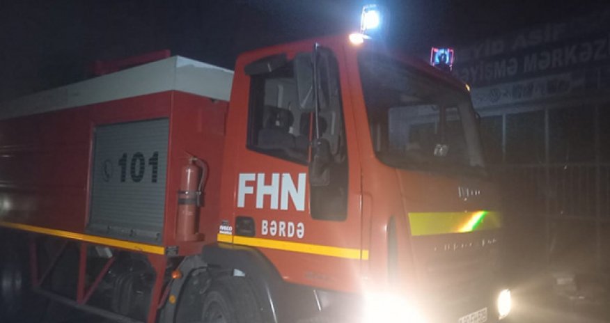 Bərdədə ticarət obyektləri yandı - Foto