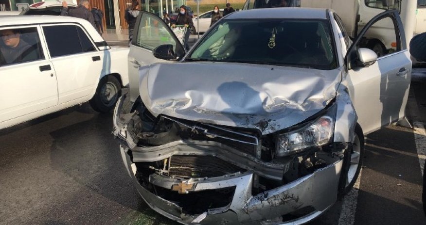 “Bravo”nun həyətində 4 maşın toqquşdu - FOTOLAR