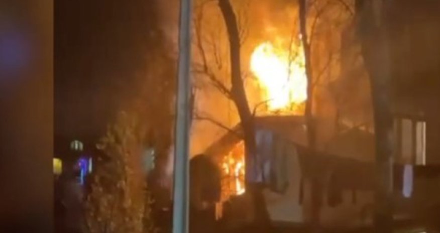 Bakıda yaşayış binası yanır - Video