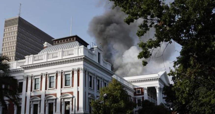 CAR parlamenti yanır - Foto+Video