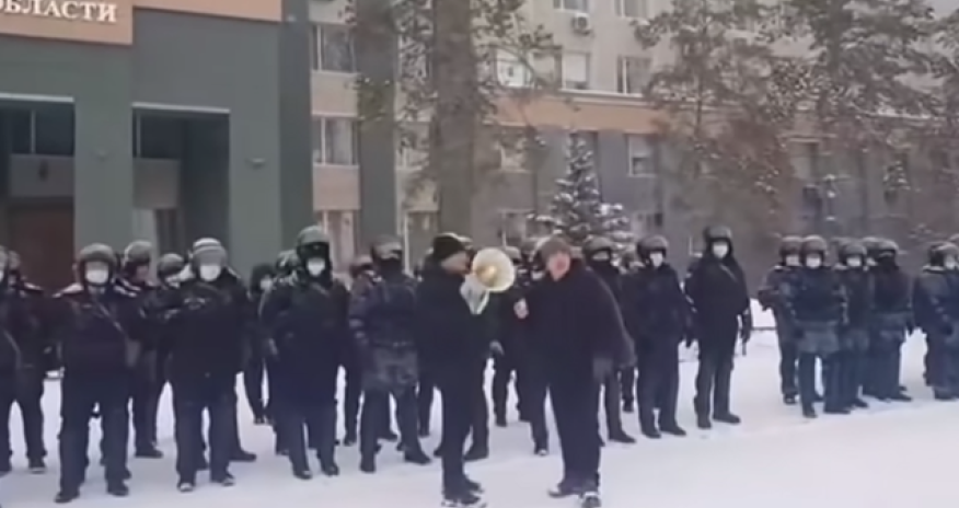 Qazaxıstanın bu şəhərində polis etirazçıların tərəfinə keçdi - Video