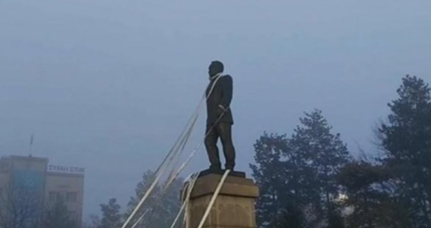 Etirazçılar Nazarbayevin heykəlini aşırmağa çalışdılar - Video