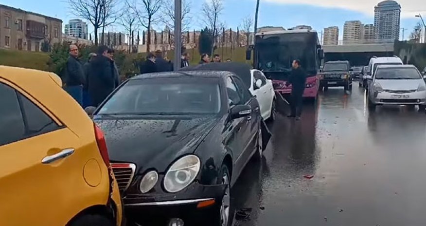 Bakıda avtobus maşınlara çırpıldı - Video