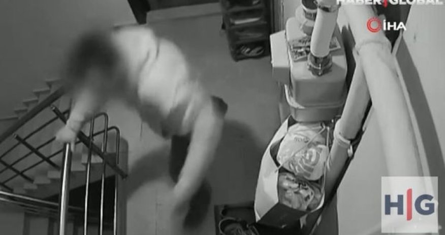 Qadın tanımadığı kişinin mənzilə daxil olmasından isterika yaşadı – ANBAAN VİDEO