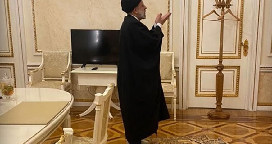 İran prezidenti Putinlə görüşdən sonra Kremldə namaz qıldı - Foto