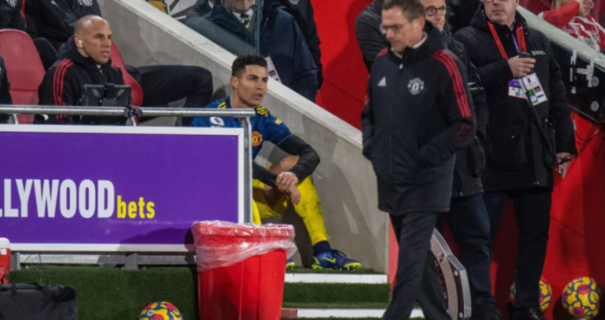 Между Роналду и тренером 