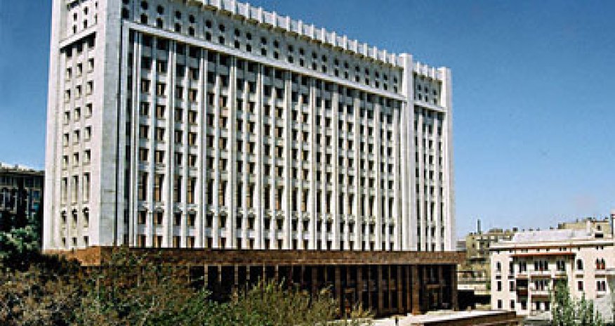 6 uşaq anasından Prezident Aparatının qarşısında  etiraz aksiyası - CANLI