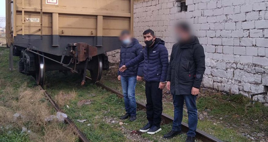 Ahıl kişini daş parçası ilə vurub pulunu aldı - VİDEO