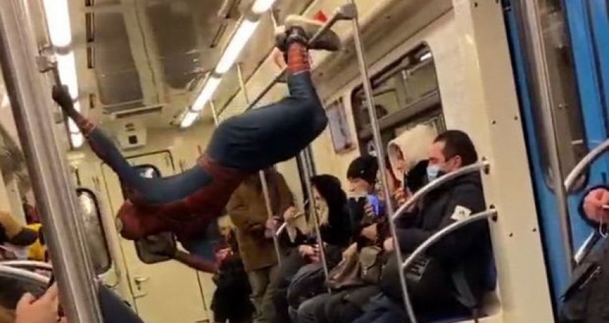 “Hörümçək adam” metroda sərnişinlərə maraqlı anlar yaşatdı - VİDEO