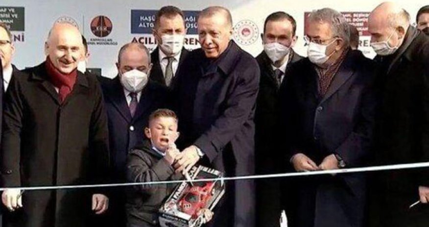 Ərdoğandan mikrofonu alan uşaq çıxışı ilə gündəm oldu - Video