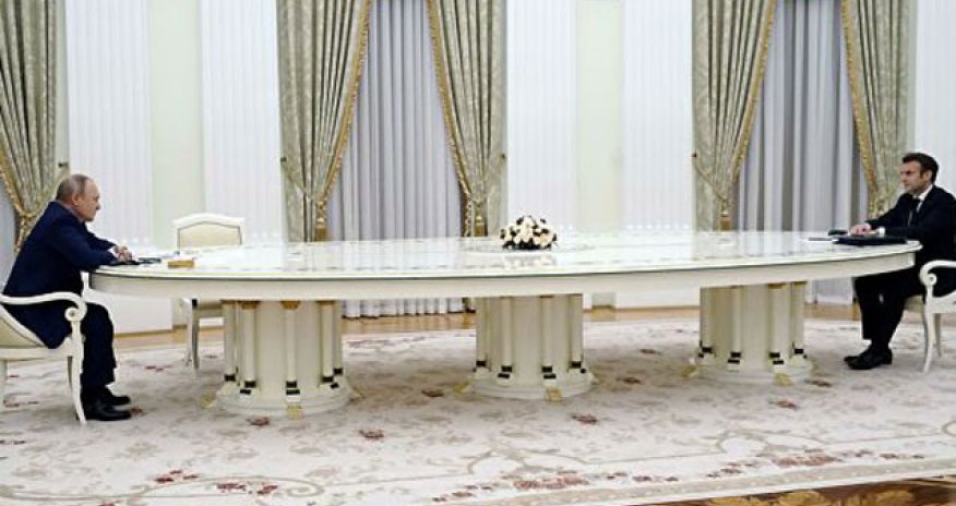 Makron Putin ilə məsafə saxlamaq üçün uzun masanı seçib