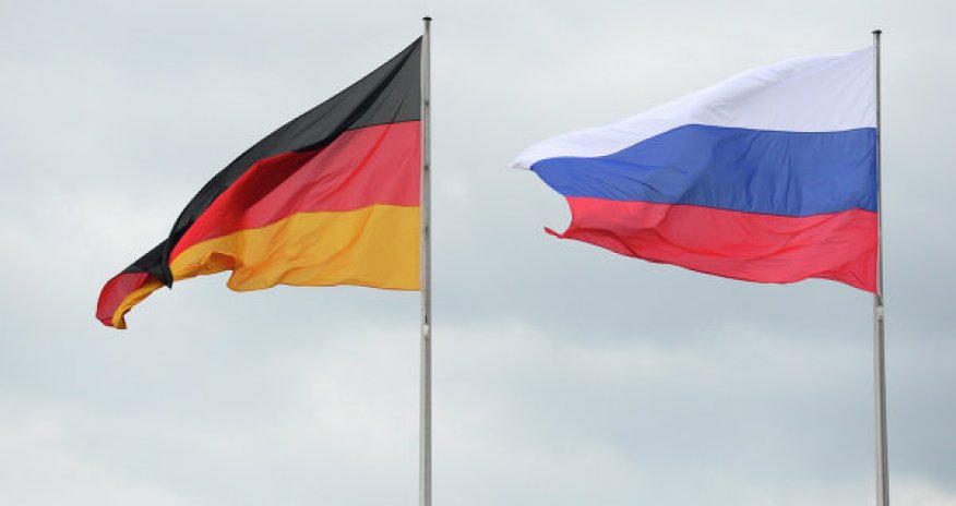 Putin Almaniya Kanslerini də uzun masa arxasında qəbul etdi