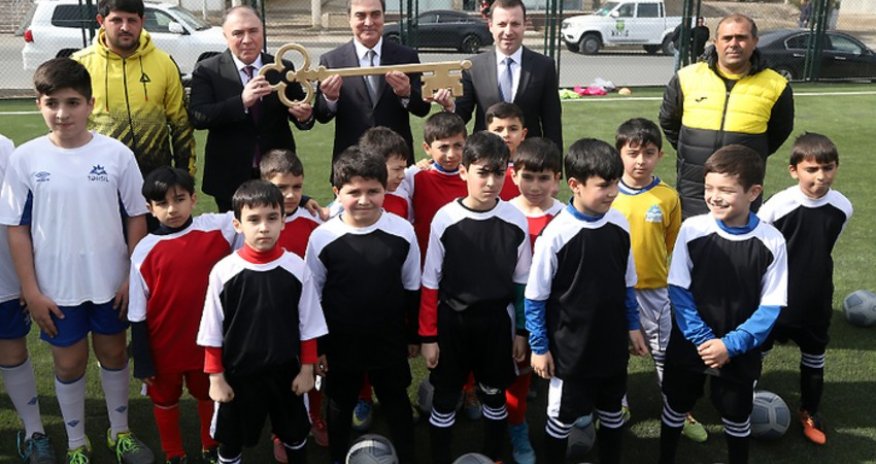 Gəncədə süni örtüklü meydança təmir olunub