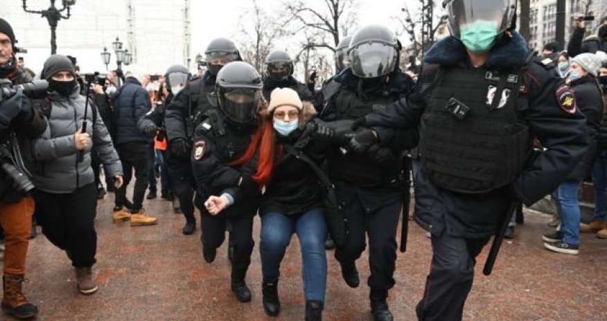 Rusiya polisi öz vətəndaşlarına fiziki zorakılıq edir - VİDEO