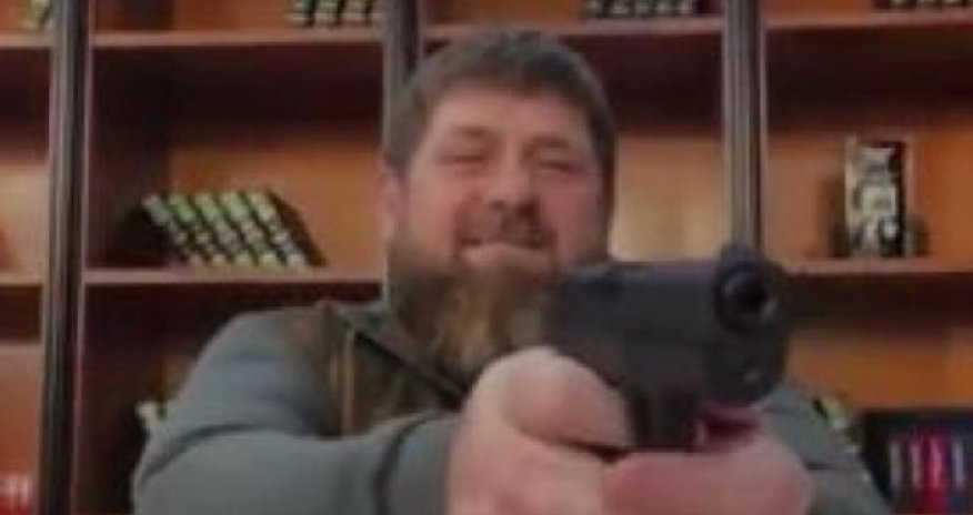 Kadırov efirə tapança ilə çıxdı - Video