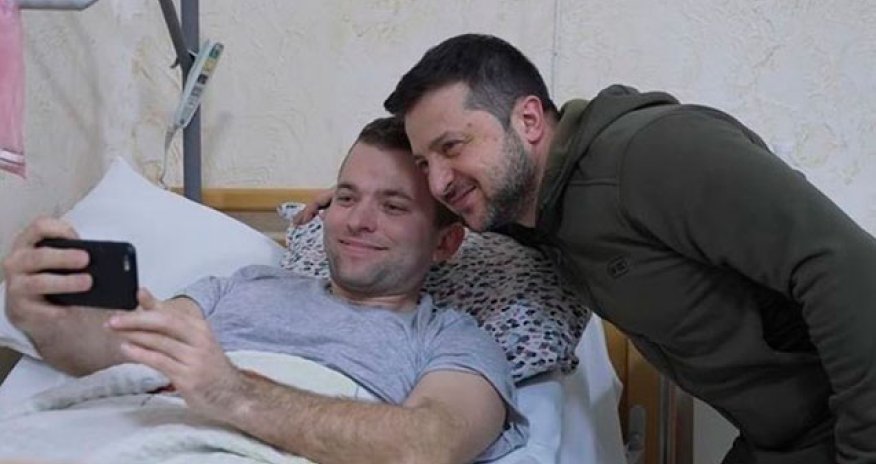 Zelenskiy yaralı əsgərlərə medallarını vermək üçün baş çəkib - VİDEO