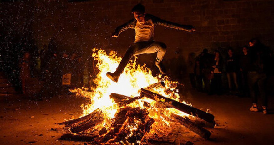 Bakı sakinləri İlaxır çərşənbəni qeyd edir - VİDEO