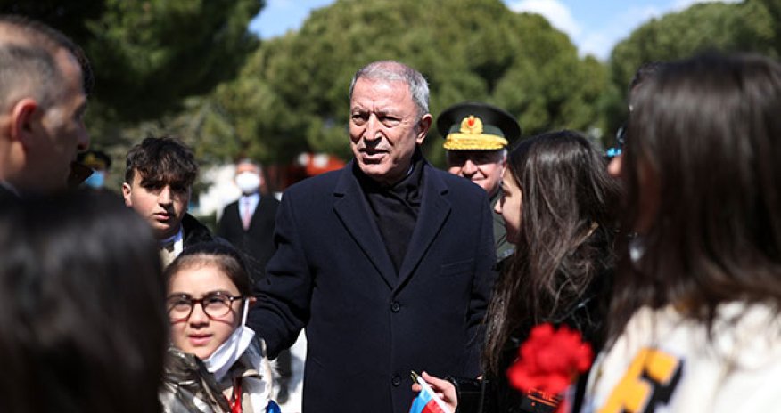 Hulusi Akar azərbaycanlı uşaqlarla söhbət etdi