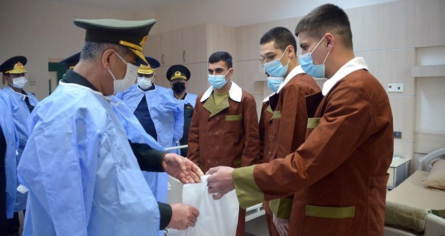 Zakir Həsənov hərbi hospitalı ziyarət edib