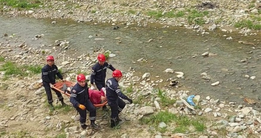 Çay sahilində köməksiz qalan qadın xilas edildi - Video