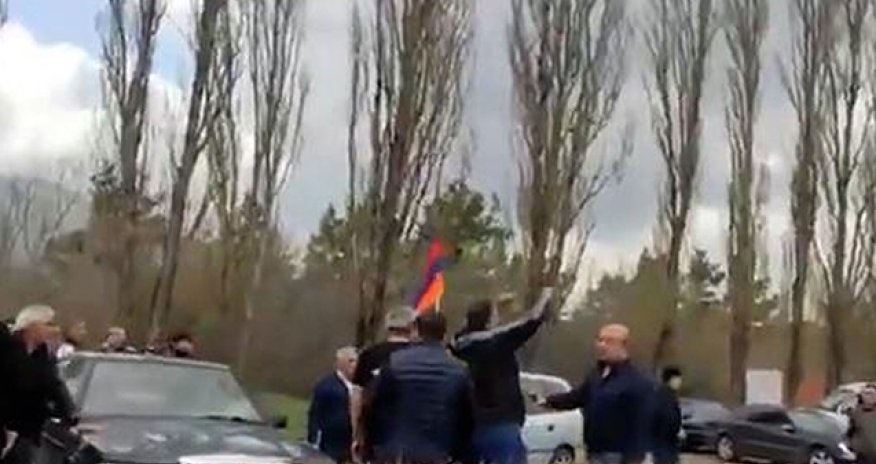 Etirazçılar Sevan-İrəvan yolunu bağladı