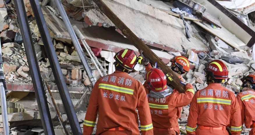 Çində bina çöküb, onlarla ölü var