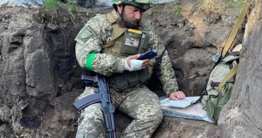 Ukraynada professor səngərdən tələbələrinə dərs keçir